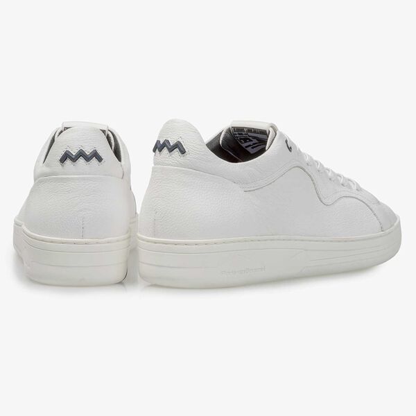 Wei&szlig;er Kalbsleder-Sneaker mit feiner Struktur