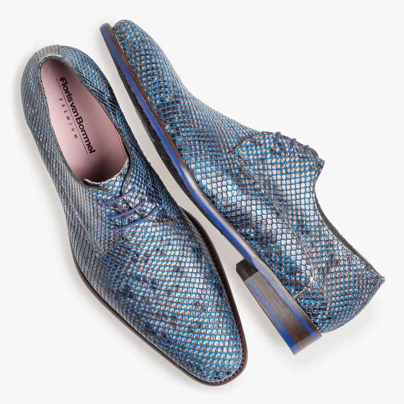 Blauer Schn&uuml;rschuh mit Schlangenprint