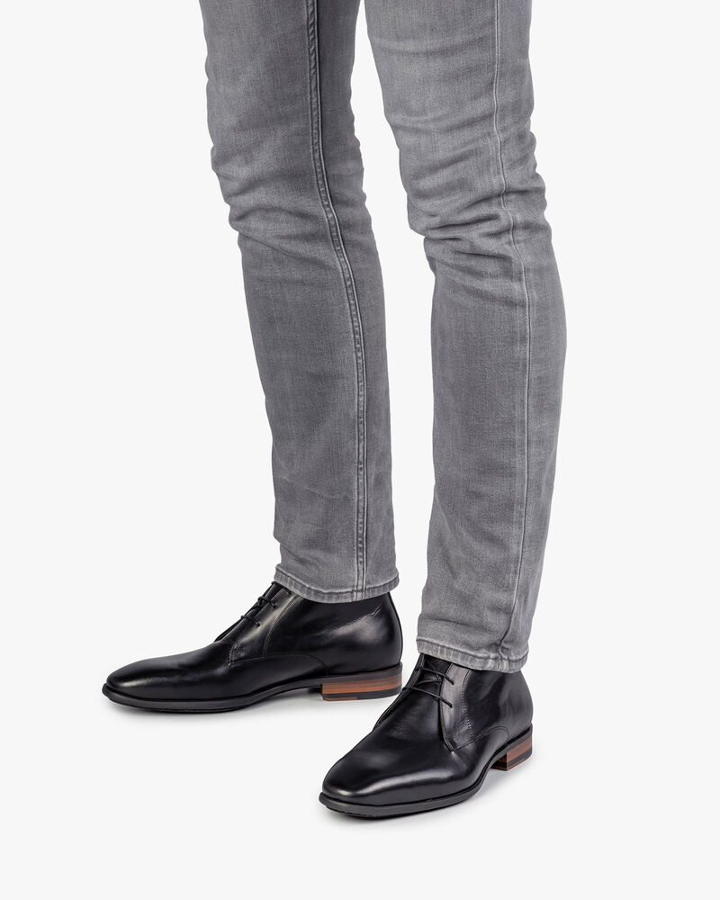 Schwarzer Schn&uuml;rschuh