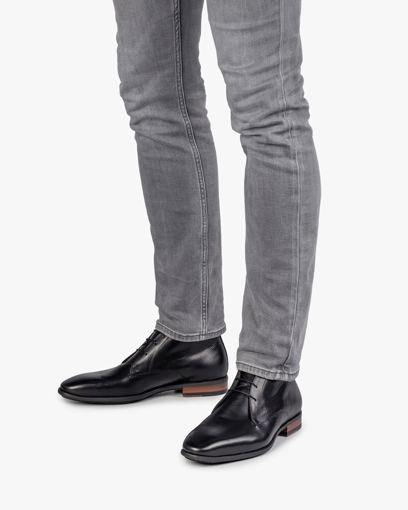 Schwarzer Schn&uuml;rschuh
