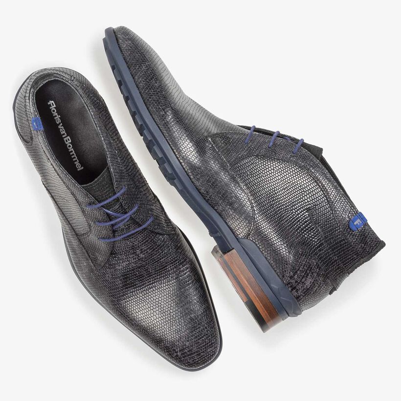 Schwarzer Leder-Schn&uuml;rstiefel mit Eidechsenprint