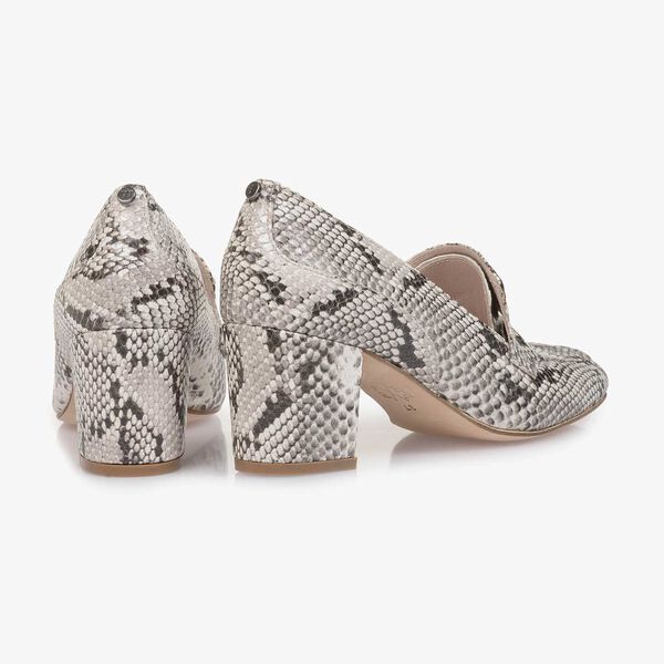 Wei&szlig;e Leder-Pumps mit Schlangenprint