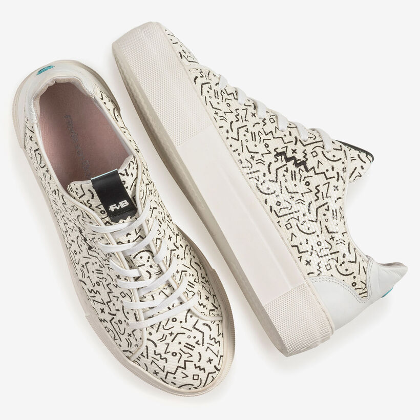 Wei&szlig;er Leder-Sneaker mit schwarzem Print