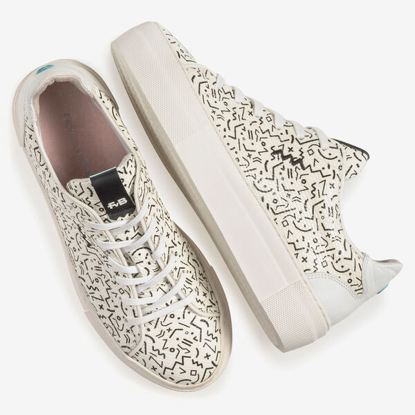 Wei&szlig;er Leder-Sneaker mit schwarzem Print