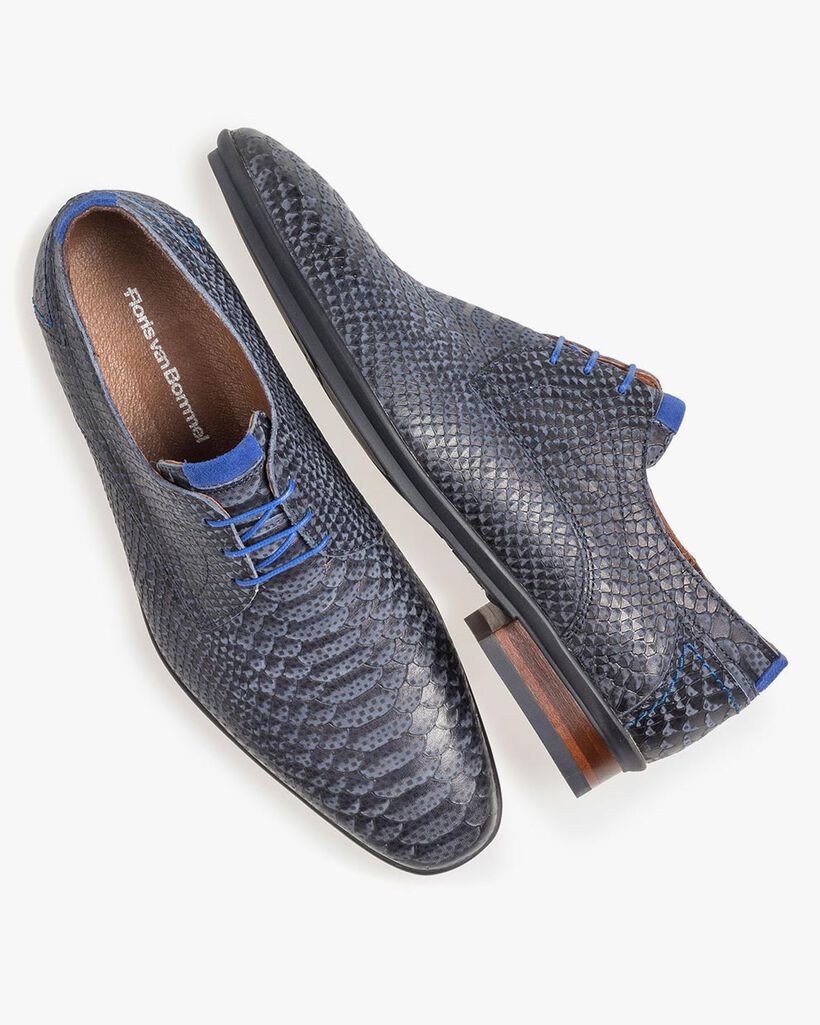 Dunkelblauer Nubukleder-Schn&uuml;rschuh mit Schlangenprint