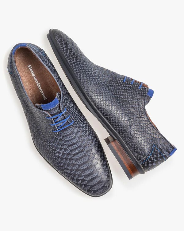 Dunkelblauer Nubukleder-Schn&uuml;rschuh mit Schlangenprint