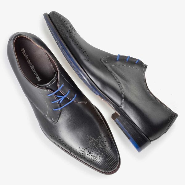 Black brogue lace shoe made of calf&rsquo;s leather
