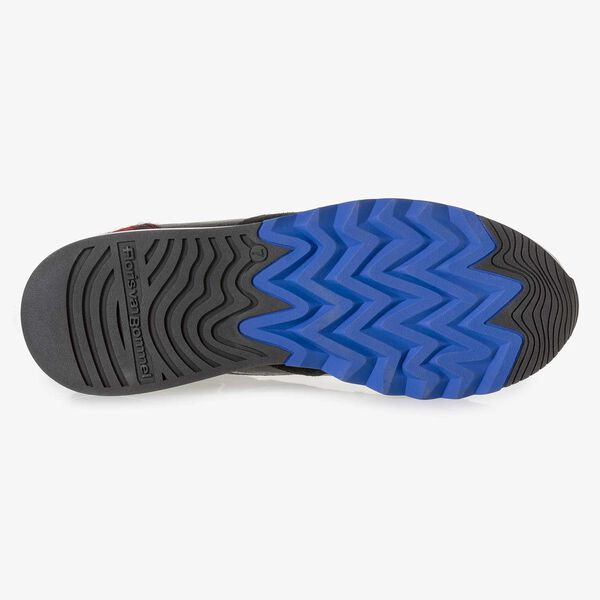 Schwarz-roter Wildleder-Sneaker