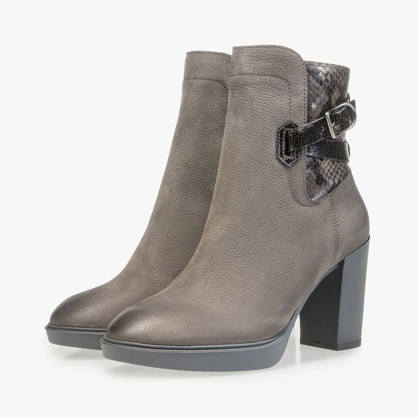 Graue Nubukleder-Stiefelette mit Schlangenprint