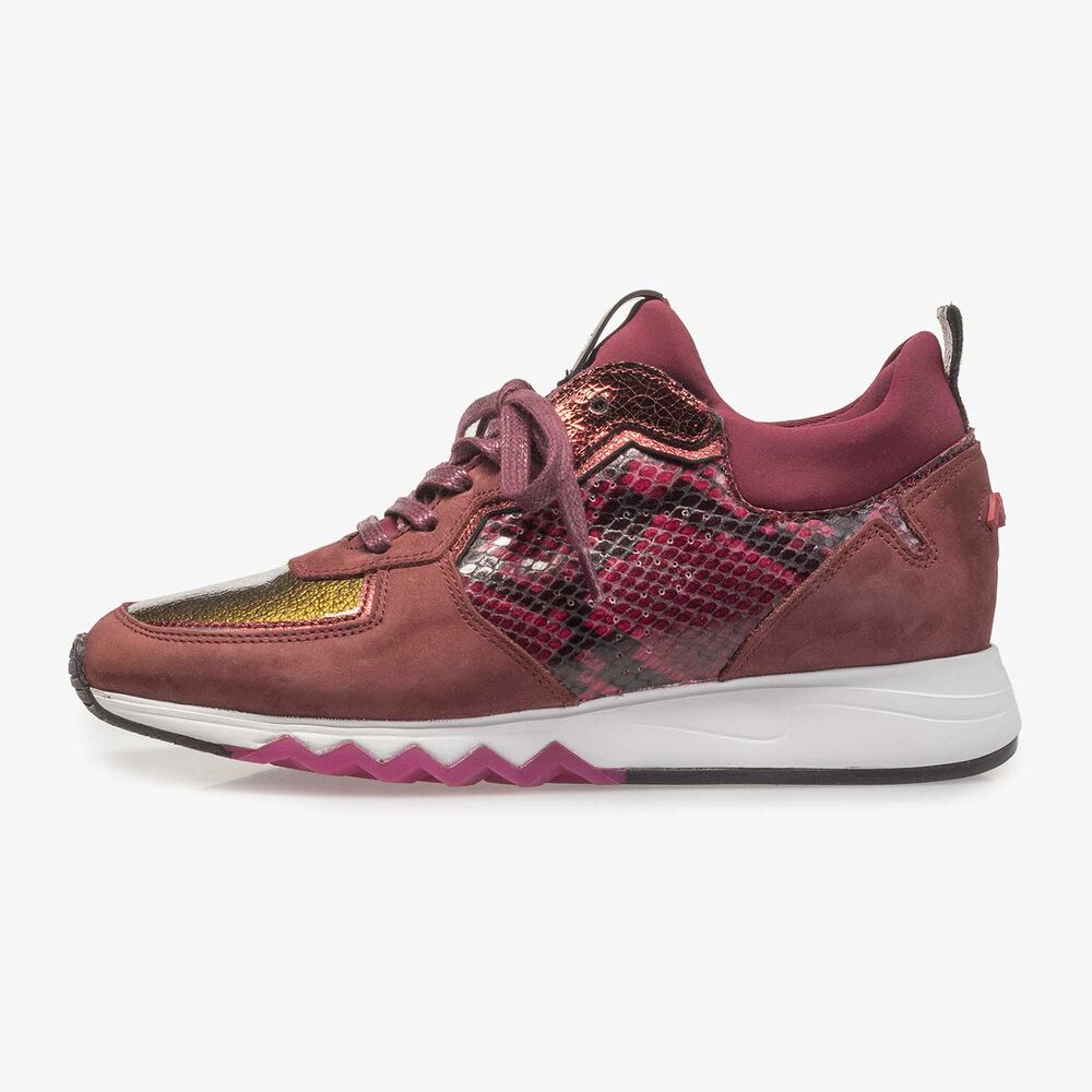 Roter Wildleder-Sneaker mit Schlangenprint