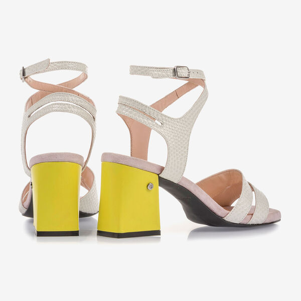 Cremewei&szlig;e Sandalette mit rosa-gelben Details