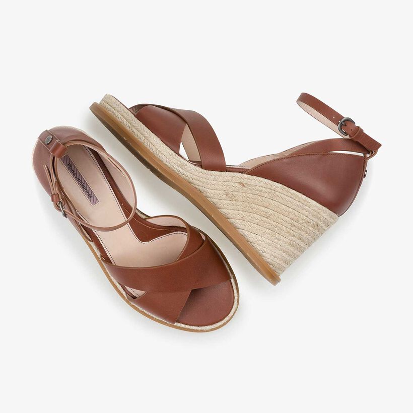 Cognacfarbene Leder-Sandale mit Keilabsatz