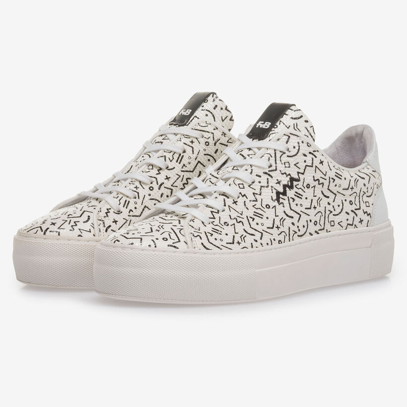 Wei&szlig;er Leder-Sneaker mit schwarzem Print