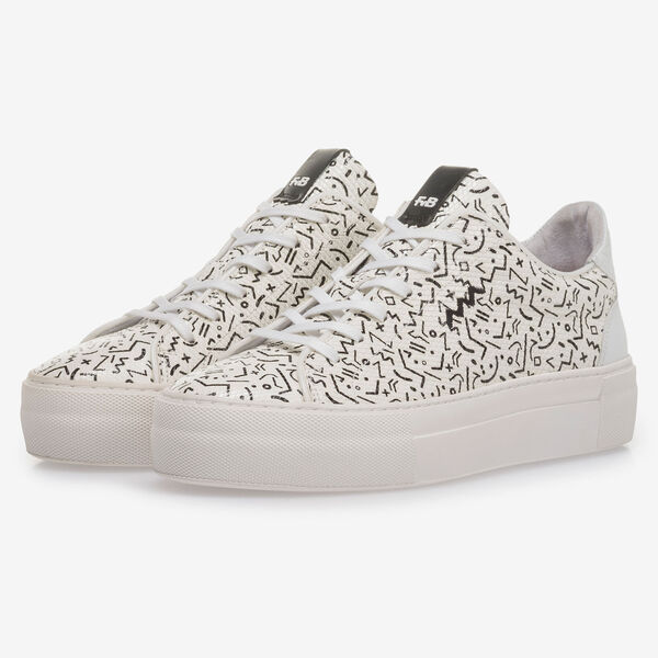Wei&szlig;er Leder-Sneaker mit schwarzem Print