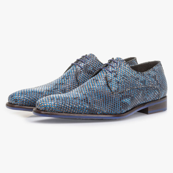 Blauer Schn&uuml;rschuh mit Schlangenprint