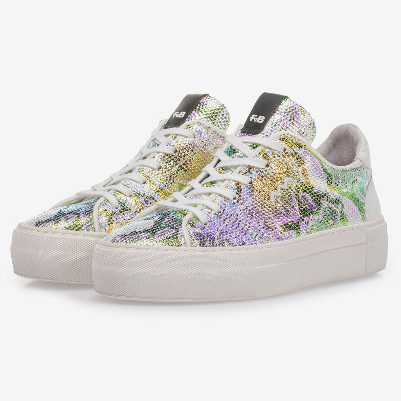 Sneaker mit gr&uuml;n-goldenem Metallic-Print