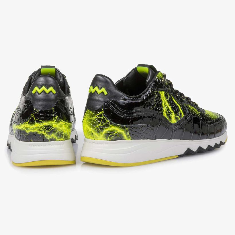 Schwarzer Lackleder-Sneaker mit gelbem Print