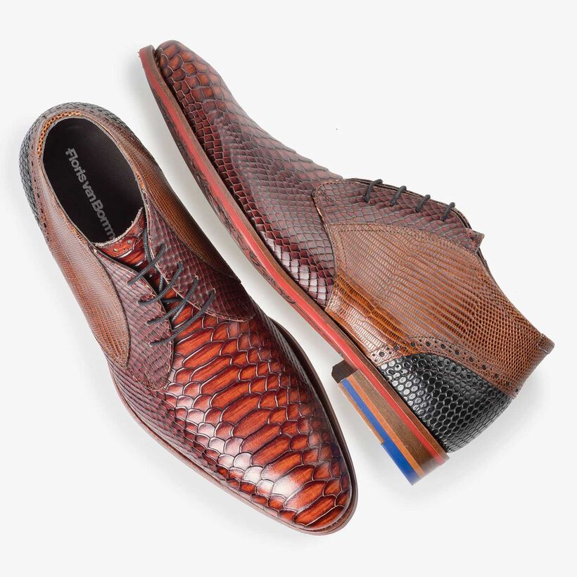 Halbhoher cognacfarbener Schn&uuml;rschuh mit Schlangenprint