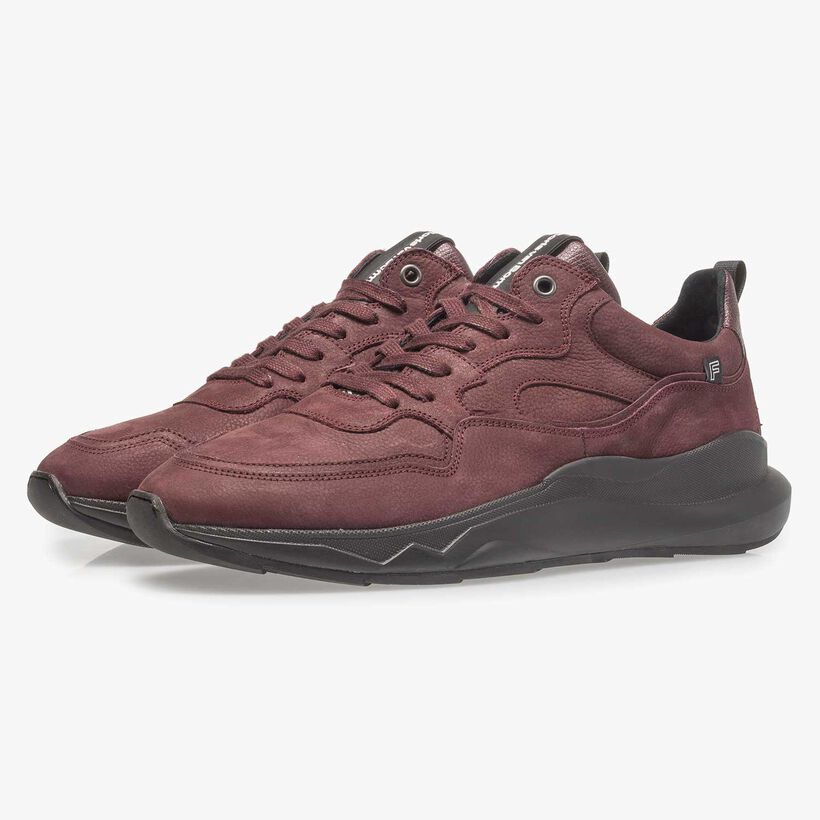 Roter Nubukleder-Sneaker mit dezentem Strukturmuster