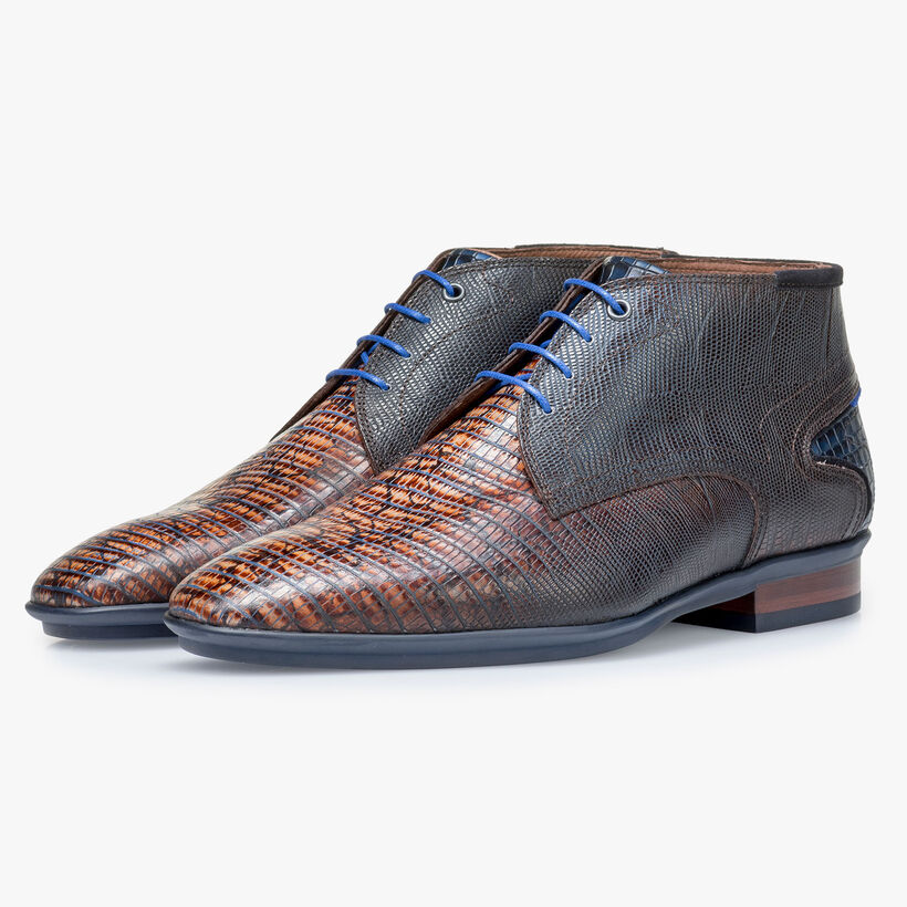 Cognacfarbener Kalbsleder-Schn&uuml;rschuh mit Eidechsenprint