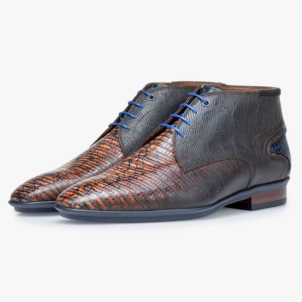 Cognacfarbener Kalbsleder-Schn&uuml;rschuh mit Eidechsenprint