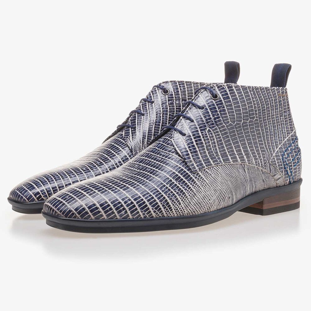 Blauer Schn&uuml;rstiefel aus Leder mit Eidechsenprint