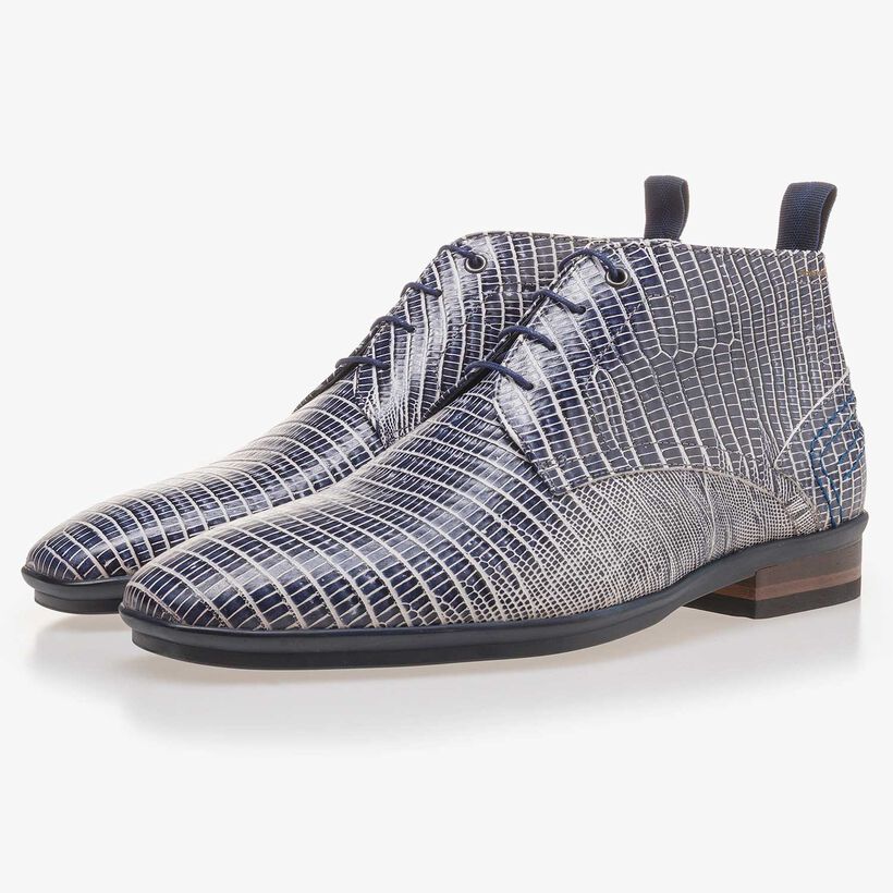 Blauer Schn&uuml;rstiefel aus Leder mit Eidechsenprint