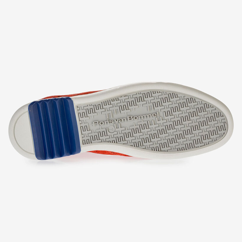 Roter Wildleder-Sneaker mit schwarzem Print