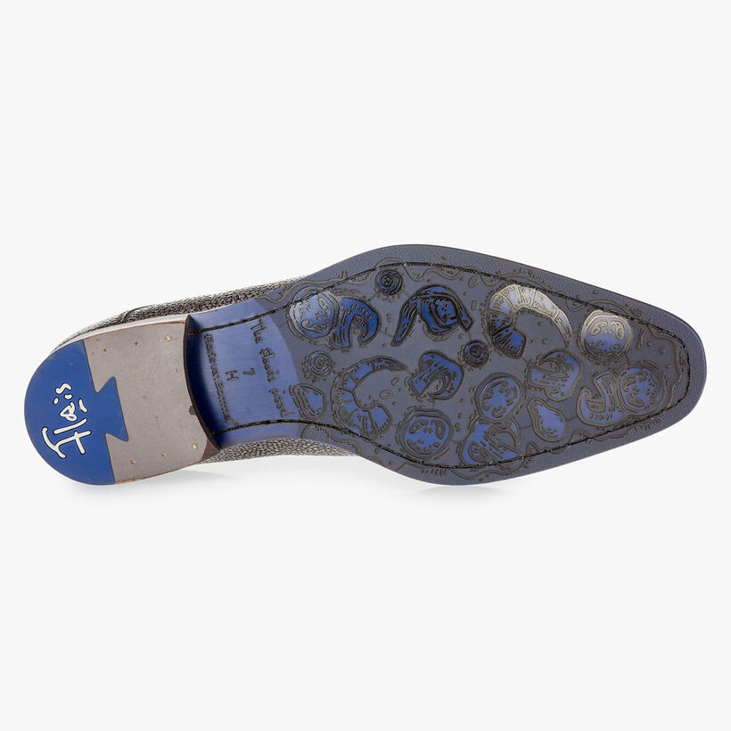 Grauer Schn&uuml;rschuh mit Metallic-Print