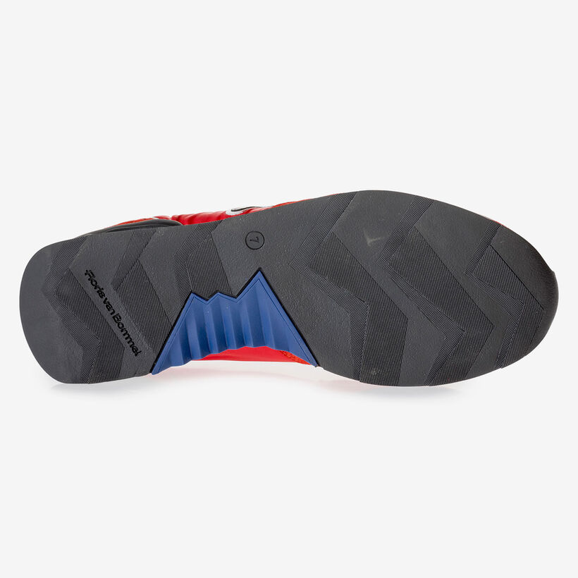 Roter Wildleder-Sneaker