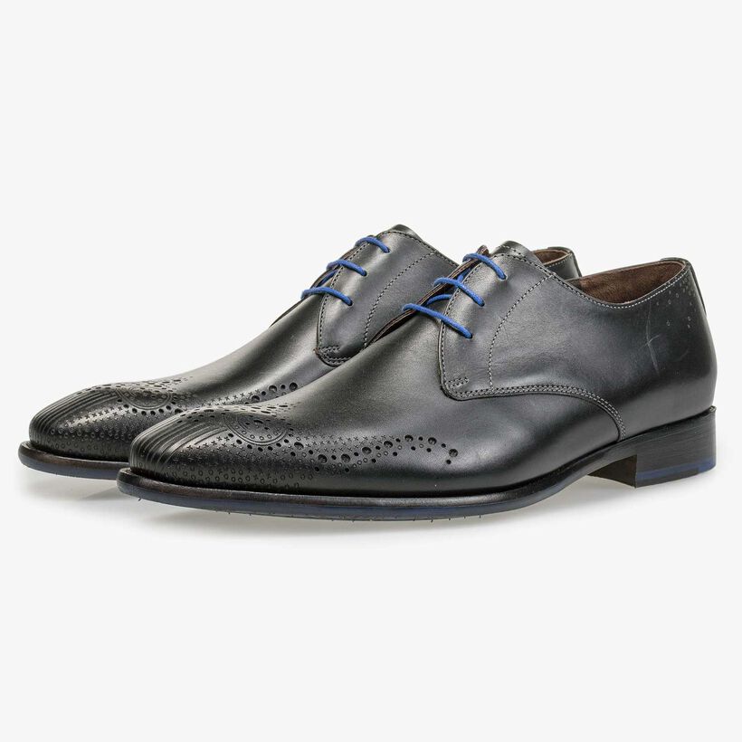 Black brogue lace shoe made of calf&rsquo;s leather