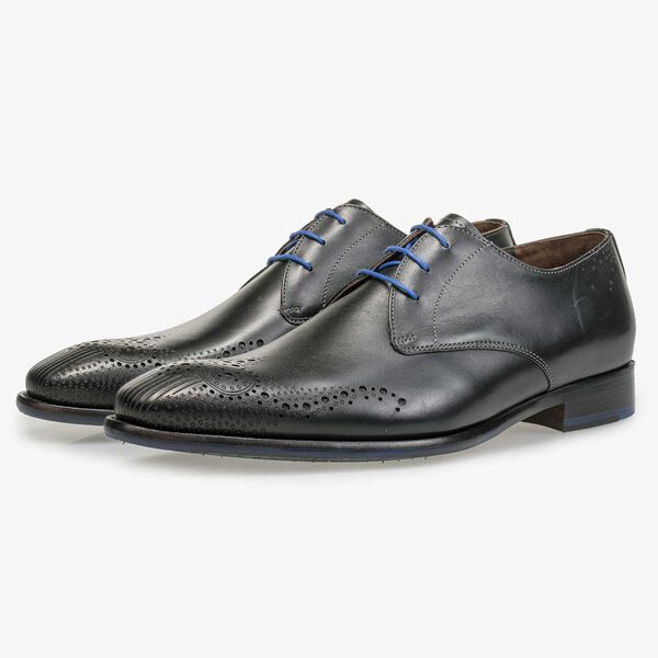 Black brogue lace shoe made of calf&rsquo;s leather