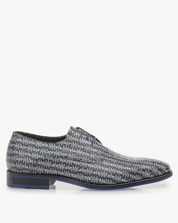 Grauer Schn&uuml;rschuh mit schwarzem Grafikprint