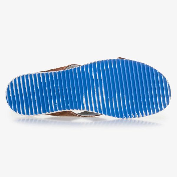 Cognacfarbener Lederslipper mit Kreuzriemen und Krokoprint
