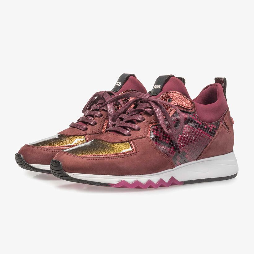 Roter Wildleder-Sneaker mit Schlangenprint