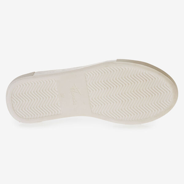 Wei&szlig;er Leder-Sneaker mit feiner Struktur