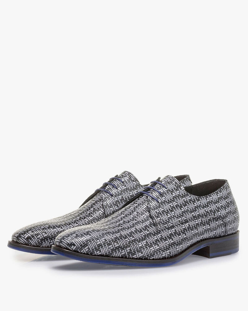Grauer Schn&uuml;rschuh mit schwarzem Grafikprint