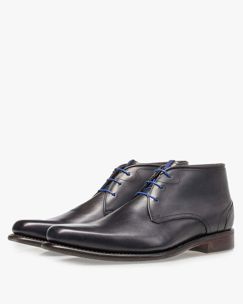 Grauer Kalbsleder-Schn&uuml;rstiefel