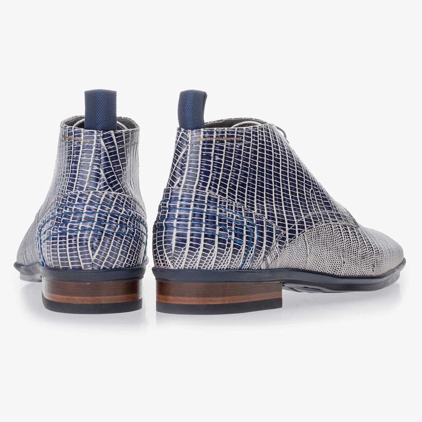 Blauer Schn&uuml;rstiefel aus Leder mit Eidechsenprint