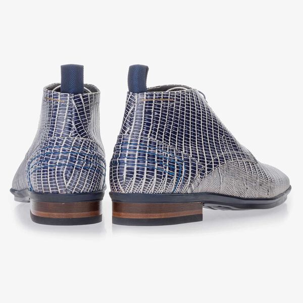 Blauer Schn&uuml;rstiefel aus Leder mit Eidechsenprint
