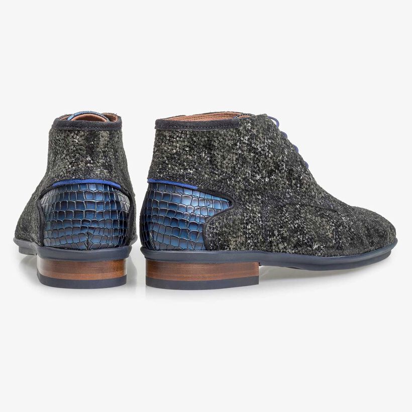 Dark green lace shoe with an organic structure