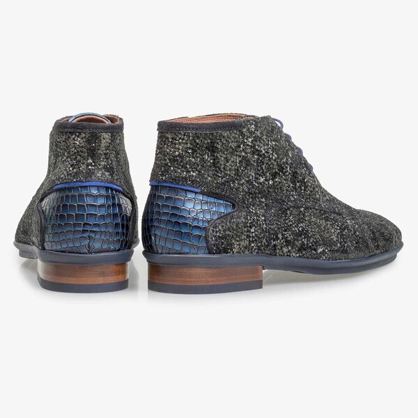 Dark green lace shoe with an organic structure