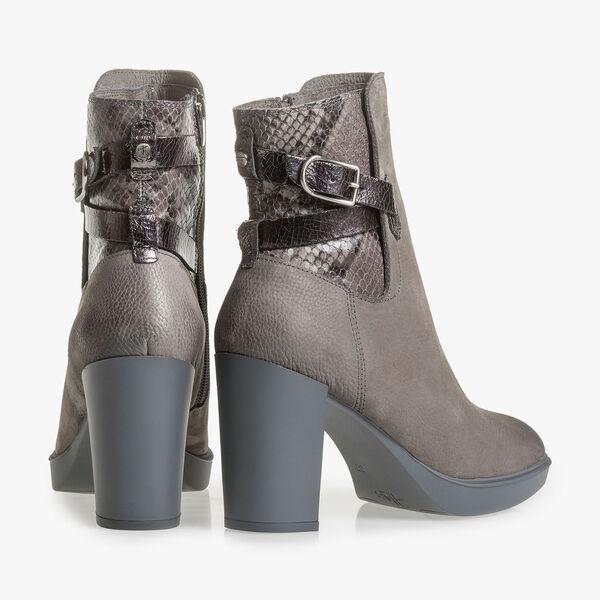Graue Nubukleder-Stiefelette mit Schlangenprint