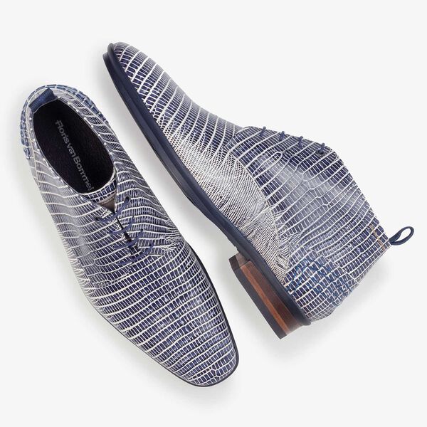 Blauer Schn&uuml;rstiefel aus Leder mit Eidechsenprint