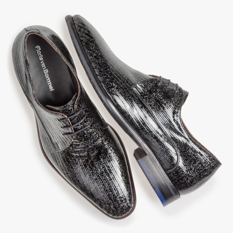Schwarzer Lackleder-Schn&uuml;rschuh mit Metallicprint