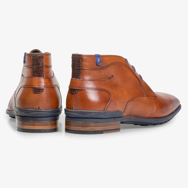 Cognacfarbener Kalbsleder-Schn&uuml;rstiefel