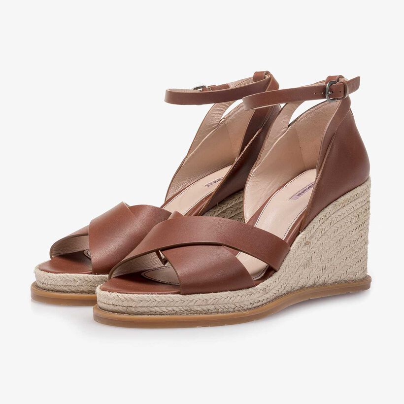 Cognacfarbene Leder-Sandale mit Keilabsatz