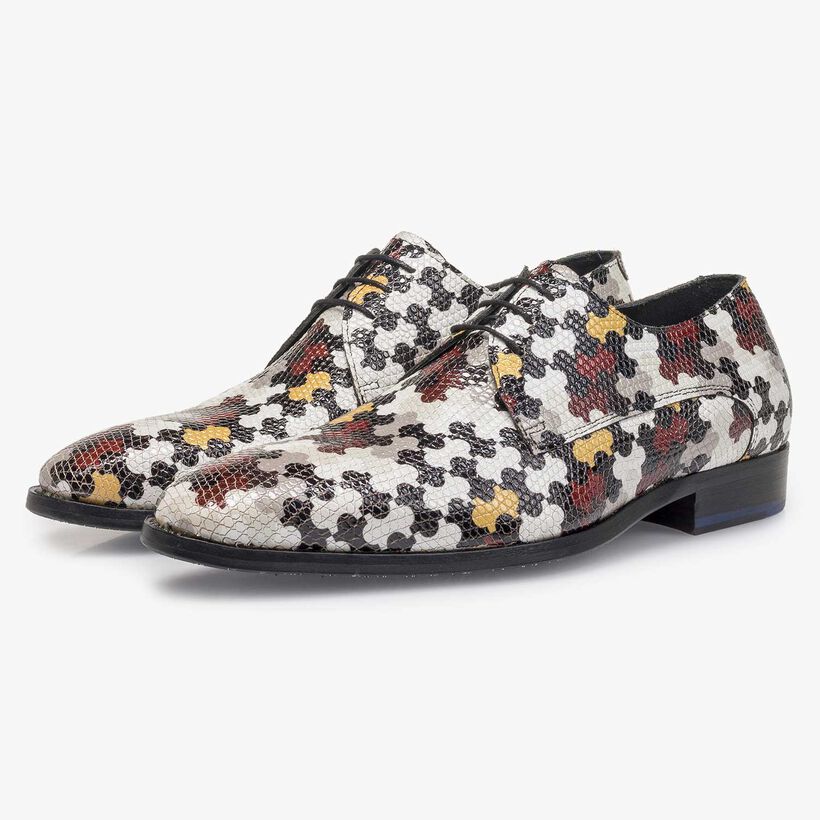 Wei&szlig;er Kalbsleder-Schn&uuml;rschuh mit mehrfarbigem Print