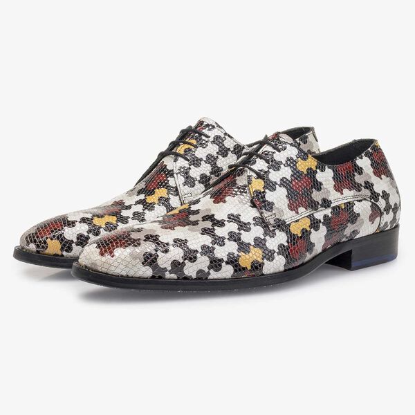 Wei&szlig;er Kalbsleder-Schn&uuml;rschuh mit mehrfarbigem Print
