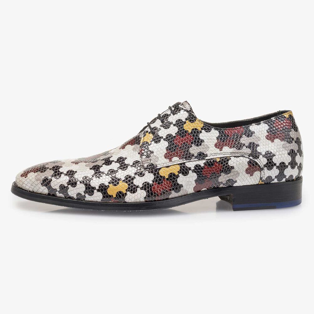 Wei&szlig;er Kalbsleder-Schn&uuml;rschuh mit mehrfarbigem Print
